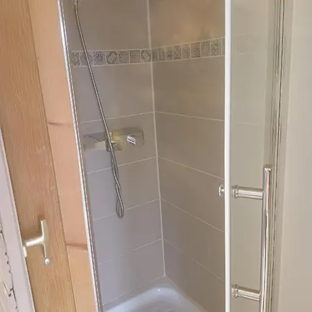 La Chouette Villa, Mazet De 11m2 Piece Sous-pente Acces Par Escalier En Bois Couette-café Cannes-et-Clairan