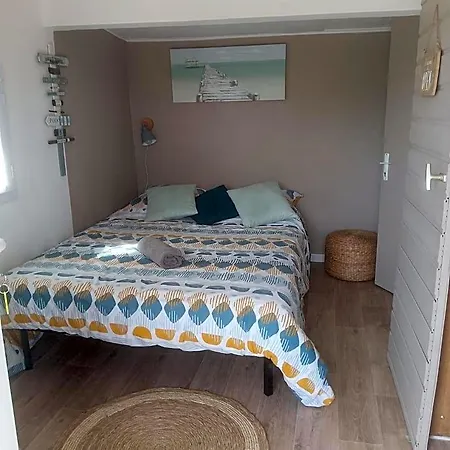 La Chouette Villa, Mazet De 11m2 Piece Sous-pente Acces Par Escalier En Bois Bed & Breakfast 3*