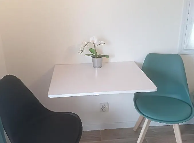 Frühstückspension La Chouette Villa, Mazet De 11m2 Piece Sous-pente Acces Par Escalier En Bois 3*