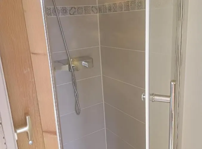 La Chouette Villa, Mazet De 11m2 Piece Sous-pente Acces Par Escalier En Bois Frühstückspension Cannes-et-Clairan